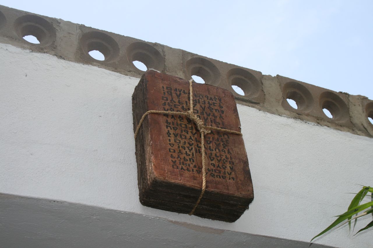 The Salon Urbain de Douala (SUD) is an exception among festivals of contemporary African art. Sponsored by the Cameroonian organization doual’art, SUD’s goal is not so much to give pride of place to African artists as it is to give art pride of place in the lives of the residents of Douala. The theme of the third edition of the triennial (December 3-10, 2013) was “Douala Métamorphoses.”
