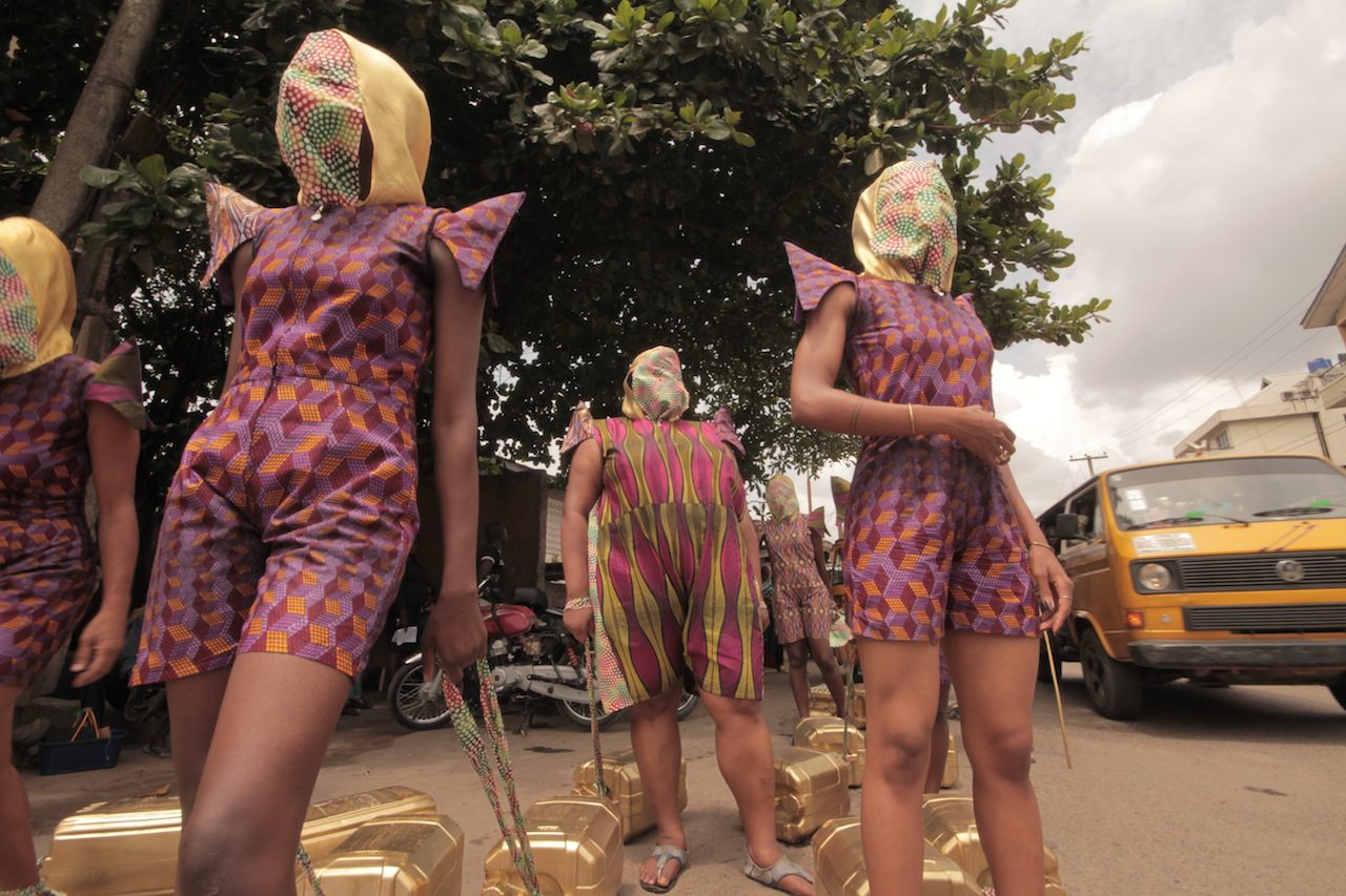 Wura-Natasha Ogunji, Will I still carry water when I am a dead woman ?, 2013 Vidéo, 11 min 57 sec © Wura-Natasha Ogunji