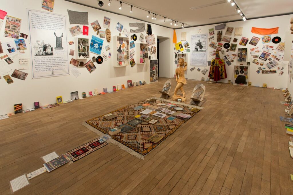 Georges Adéagbo:“ Les artistes et l‘écriture"..!