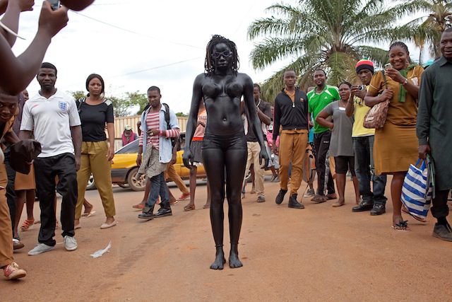 Julie Djikey, performance at Carrefour Lycée Bilingue-Essos, Yaounde, 2014. Photograph by Alexander Schuecke