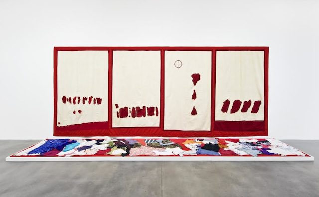 Abdoulaye Konaté, Bosnie Angola Rwanda 1995. Textile wall piece: 246 x 592 cm / (96? x 233? in) / floor piece: 100 x 592 cm / (39? x 233? in) Photo: Christian Gläser