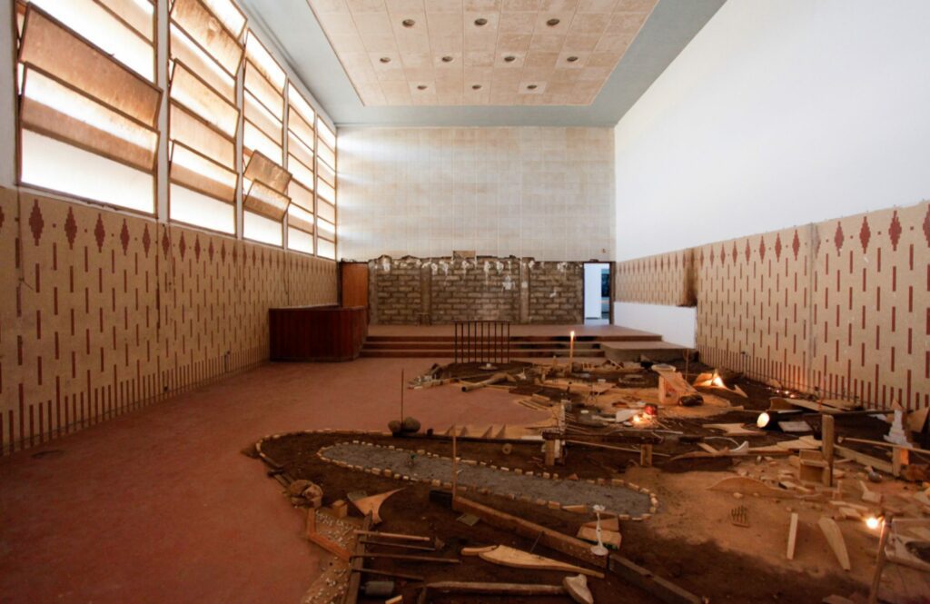 Youssef Limoud, Maqam, 2016. Mixed media installation. Dak’Art 2016 international exhibition, Installation view, Palais de Justice © C&