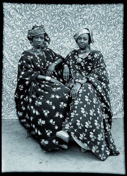 Seydou Keïta. Untitled, 1956. Silver print made in 1995 under the supervision of Seydou Keïta et signed by him. Contemporary African Art Collection © Seydou Keïta / SKPEAC / photo courtesy CAAC – The Pigozzi Collection, Geneva