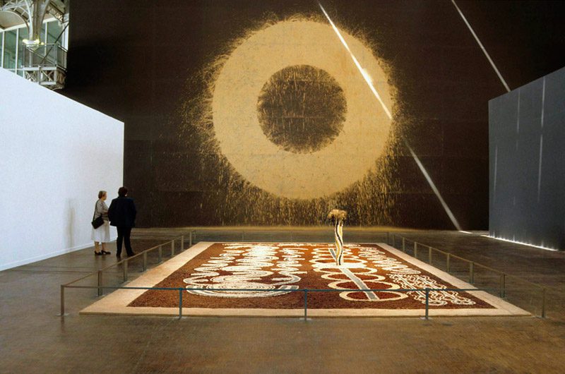 Peinture traditionnelle de Yuendumu (communauté aborigène d’Australie) à la Grande Halle de la Villette, Paris 1989 © Centre Pompidou, Bibliothèque Kandinsky
