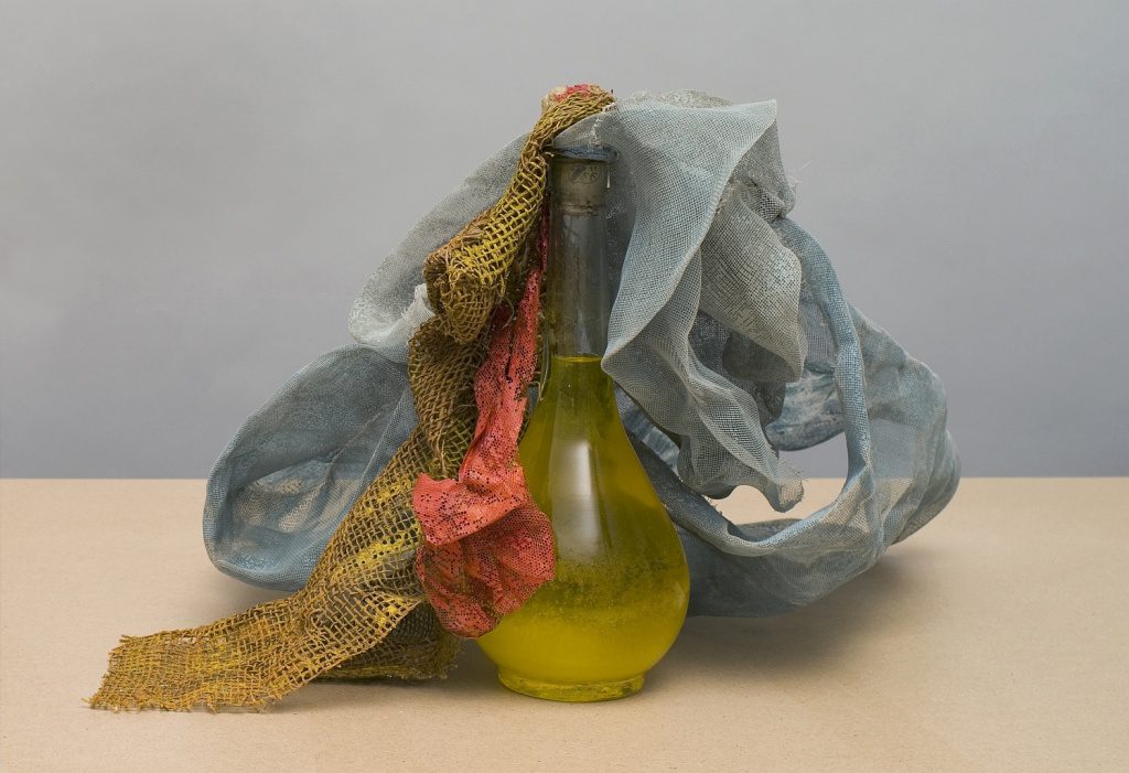 Hélio Oiticica, B17 Glass Bólide 05 Homage to Mondrian, 1965.
Glass, textile, water, pigment, cork. TATE: Purchased with Assistance from the American Fund for the TATE Gallery, TATE Members and the Art Fund 2007 - © Projeto Hélio Oiticica © Tate, London 2016