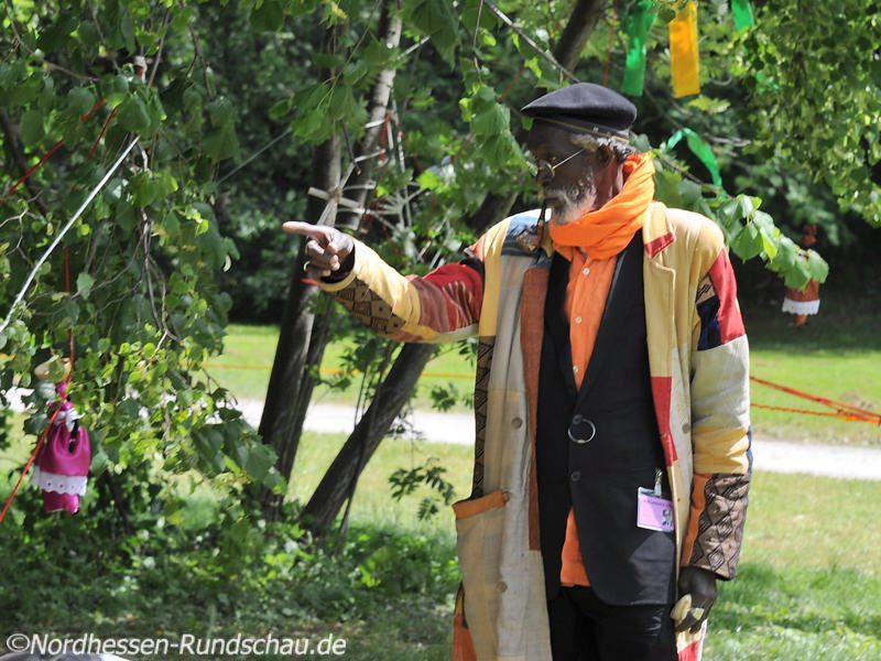 Issa Samb, documenta 13, Kassel, 2012 © Nordhessen-Rundschau.de