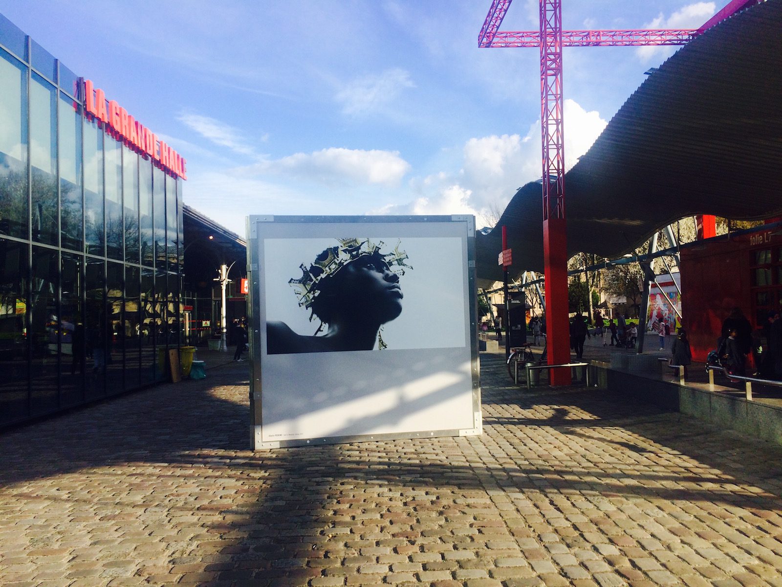 Vue du parvi de la grande halle de la Villette, photographie de Alexis Peskine, Le radeau de la méduse, King Baana 2016. Photo © Elsa Guily 
