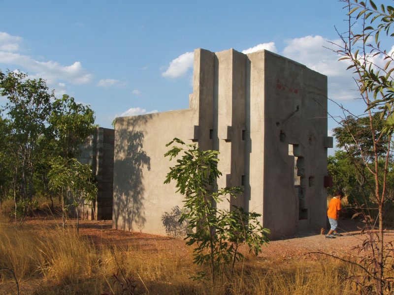 Kaleb De Groot (Dutch resident artist at Rockstone Sculpture Park), Zig/Zag Proxy, 2008. Cement blocks, plaster, explosives, marble and iron oxide/wax., 4x7x3,5m, Lusaka, Zambia. Courtesy of the artist.
