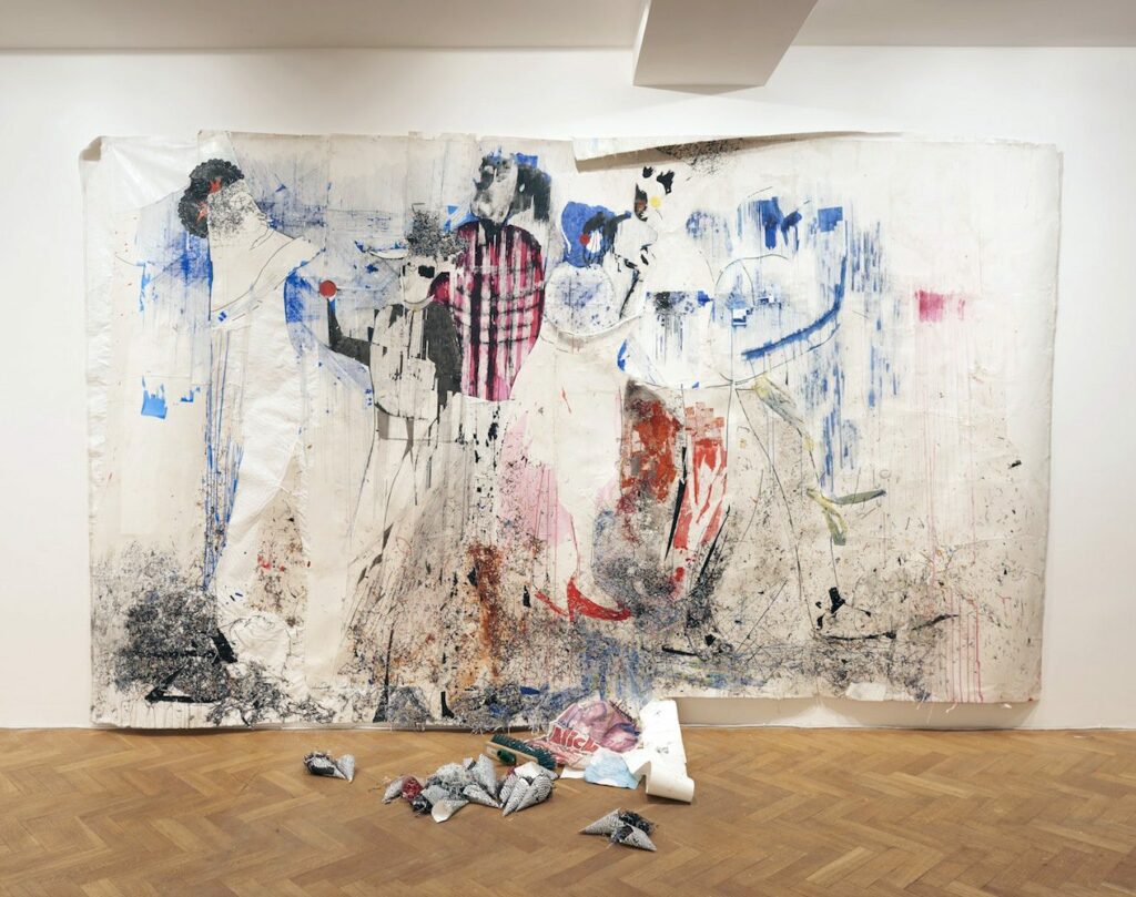 Gareth Nyandoro, Kuguruguda Stambo (Hypnotic Lollipop Eaters), 2015. Techniques mixtes sur papier marouflé sur toile, 260 x 410 x 110 cm. Courtesy Tiwani Contemporary (London) © Sylvain Deleu