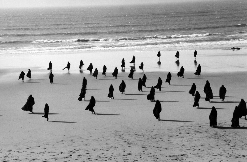 Shirin Neshat: Frauen in Gesellschaft