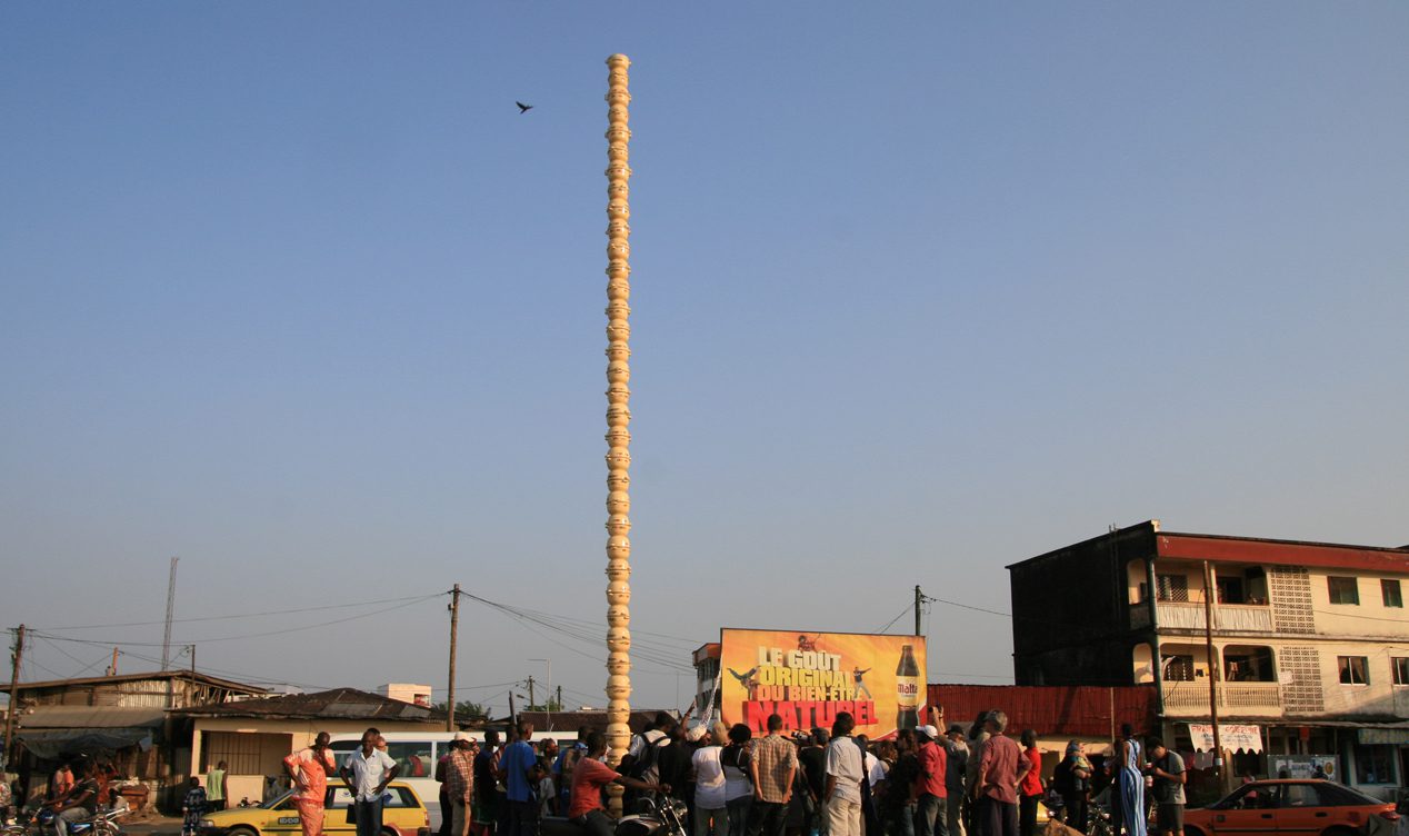 Pascale-Marthine Tayou,
La Colonne Pascale, SUD2010.