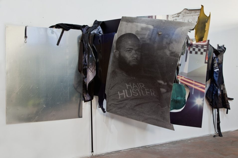 Mohamed Bourouissa, Demain c’est loin, 2017
Tirages argentiques couleur et noir et blanc sur plaques de métal, carrosserie, peinture, aérosol, vernis, couvertures et sangles