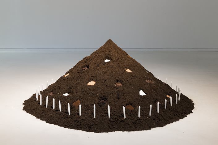 Grada Kilomba, Table of Goods, 2017, Installation view: MAAT – Museum of Art, Architecture and Technology, Lisboa. Courtesy the artist and EDP Foundation. Photo: Bruno Lopes. 