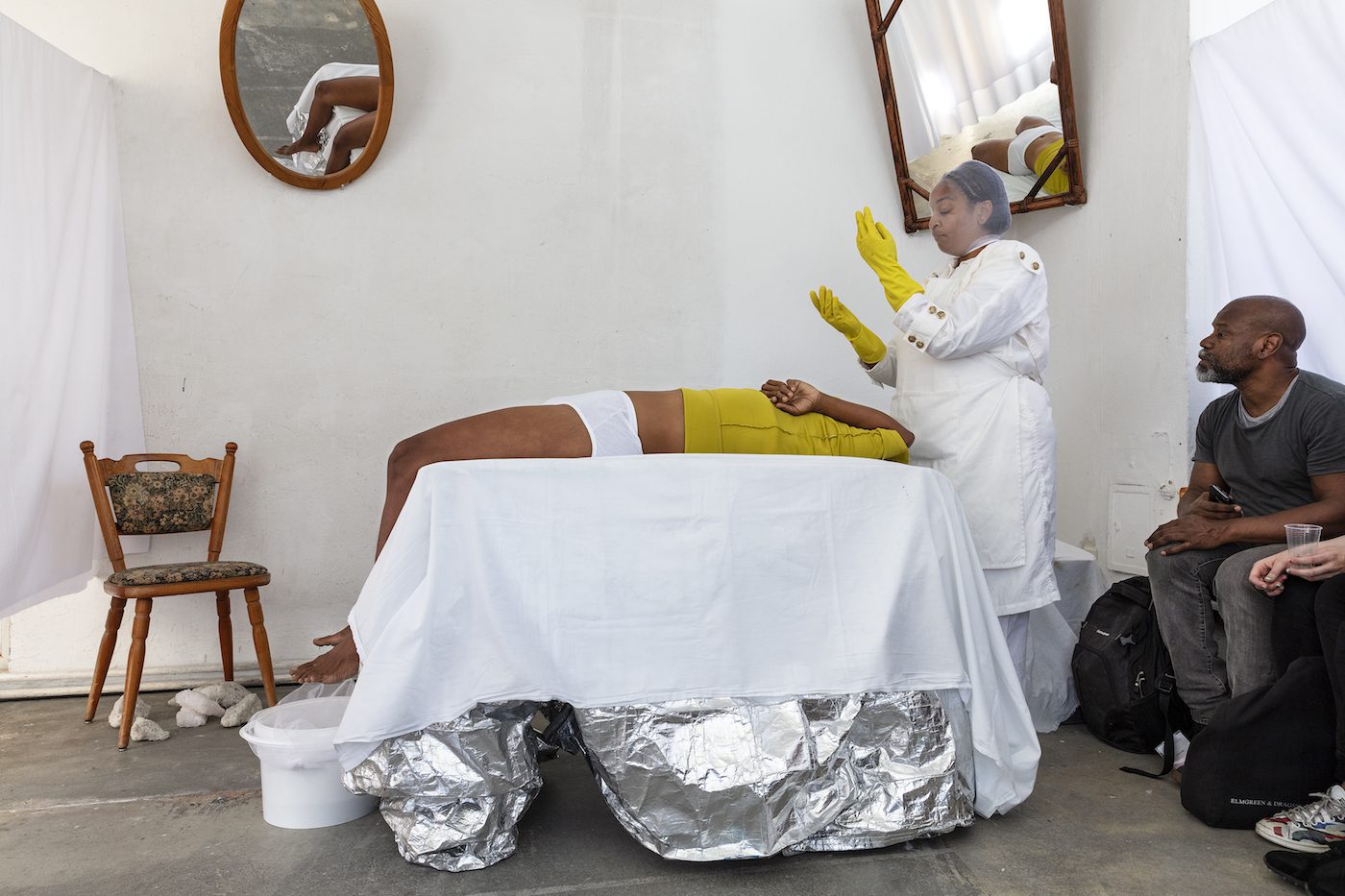 Las Nietas de Nonó, Ilustraciones de la Mecánica, 2016–18, mixed media; performances; documentation of the performance from 08.06.18, 10. Berlin Biennale, Volksbühne Pavillon, Berlin, courtesy Las Nietas de Nonó, photo: Timo Ohler