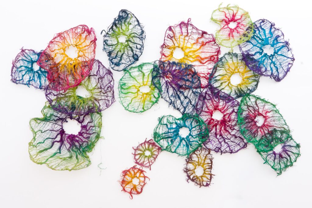 „Cycles and Cyclones (2017); Wall installation; 224 x 305 x 15cm; Burlap, wire, dye“ (c) Nnenna Okore. Courtesy of Sakhile&Me