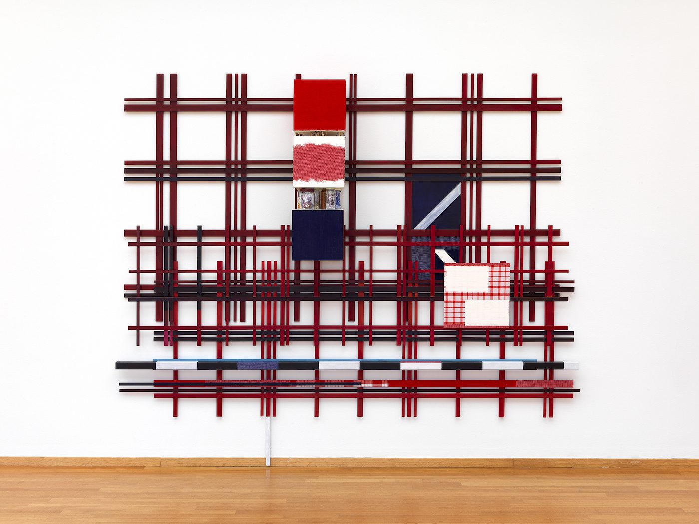 Remy Jungerman, INITIANDS, 205.
Painted wood, cotton textile, kaolin, bottles 112 x 96 x 16 inch (284 x 244 x 41 cm) photo© Aatjan Renders. Courtesy the artist