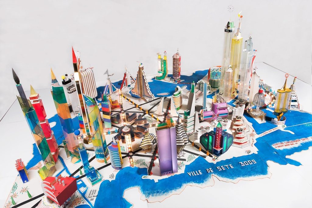 Bodys Isek Kingelez, Ville de Sète 3009, 2000. Collection Musée International des Arts Modestes (MIAM), Sète, France. © Pierre Schwartz ADAGP; courtesy Musée International des Arts Modestes (MIAM), Sète, France