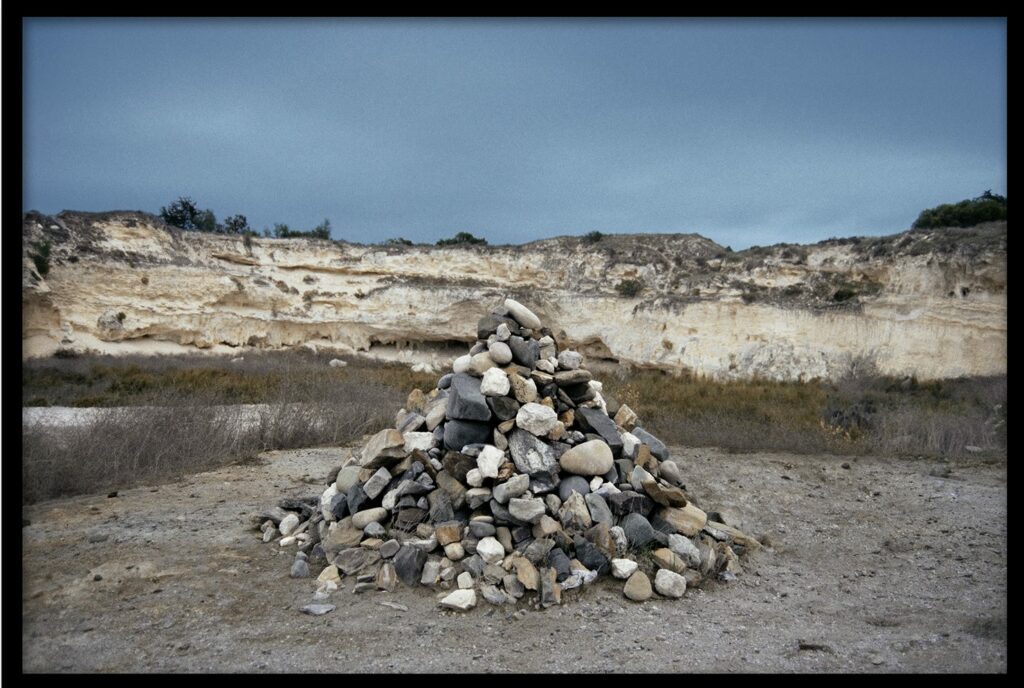 Alfredo Jaar
Men Who Cannot Cry (A)
2018
Pigment print + neon Image: 127 x 187 cm Neon: 127 x 127 cm Unique, Courtesy Goodman Gallery, Cape Town and Johannesburg, and the Artist, New York