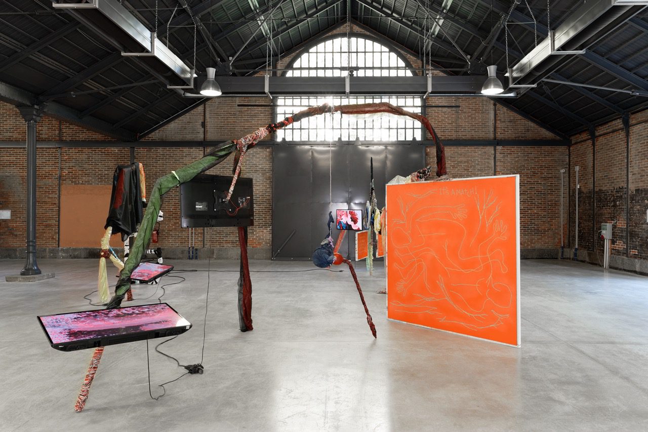 Julien Creuzet, (...) Me sens tu par terre, petit jeux, cheveux dans la poussière. Source solaire, je suis sorcière. Tête dans les airs, vénère, endocrinien androgyne, sans ovaire, j’ai rdv à 9h, douceur du coeur, à 9h, j'ai des attentes à 9h, mésentente à 9h, j'ai des humeurs à 9h, sueur fureur à 9h. À 9h ou à n'importe quelle heure (...), 2018, courtesy de l'artiste. Production Les Ateliers de Rennes - 2018.