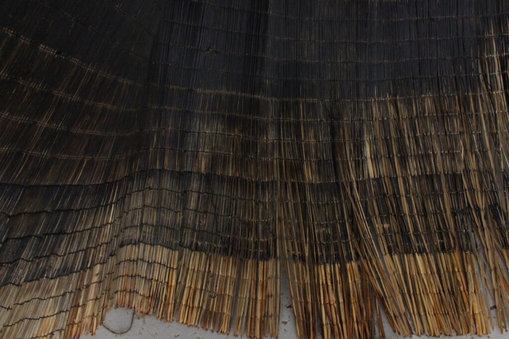 Simphiwe Buthelezi, The reading, 2019. Acrylic and resin on straw mat. Courtesy the artist.