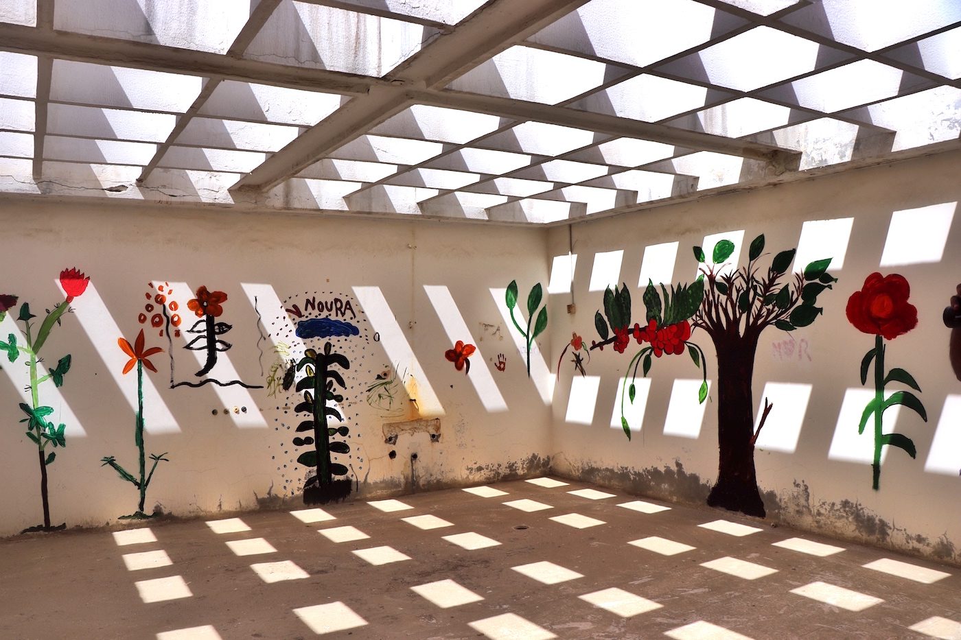 Mohamed Bourouissa, Blida-Joinville, 2018–2019. Site-specific installation, wooden structure, plants, drawings, high quality video, 3D animation, sound, dimensions variable. Installation view: Sharjah Biennial 14: ‘Leaving the Echo Chamber’. Commissioned by Sharjah Art Foundation and coproduced by Institut Français, UAE, with the support of Institut Francais, Paris, with additional support from kamel mennour, Paris and Blum and Poe, Los Angeles. Courtesy of the artist, kamel mennour, Paris/London and Blum & Poe, Los Angeles/New York/Tokyo. Courtesy of Sharjah Art Foundation