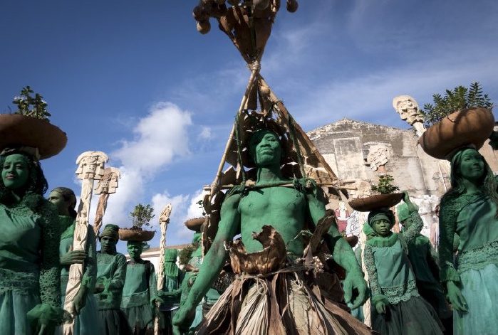 Jelili Atiku, Festival of the Earth (Alaraagbo XIII) (2018), performance, mixed media installation. Courtesy the artist.