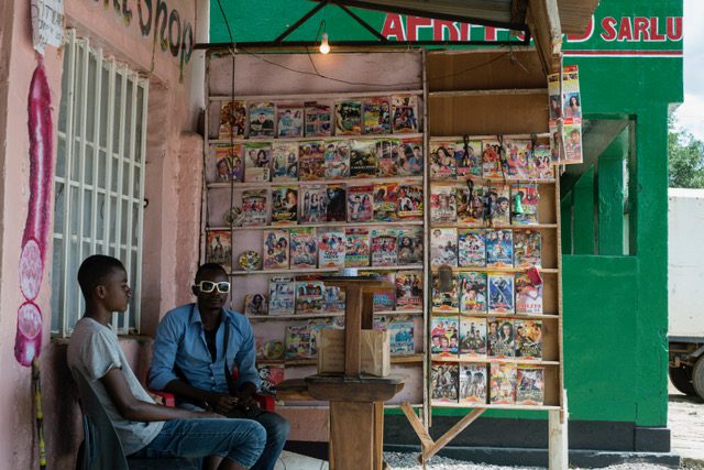 Georges Senga, Série Vendeurs de rue, 2018. Courtesy of the artist, via  www.biennaledelubumbashi.org