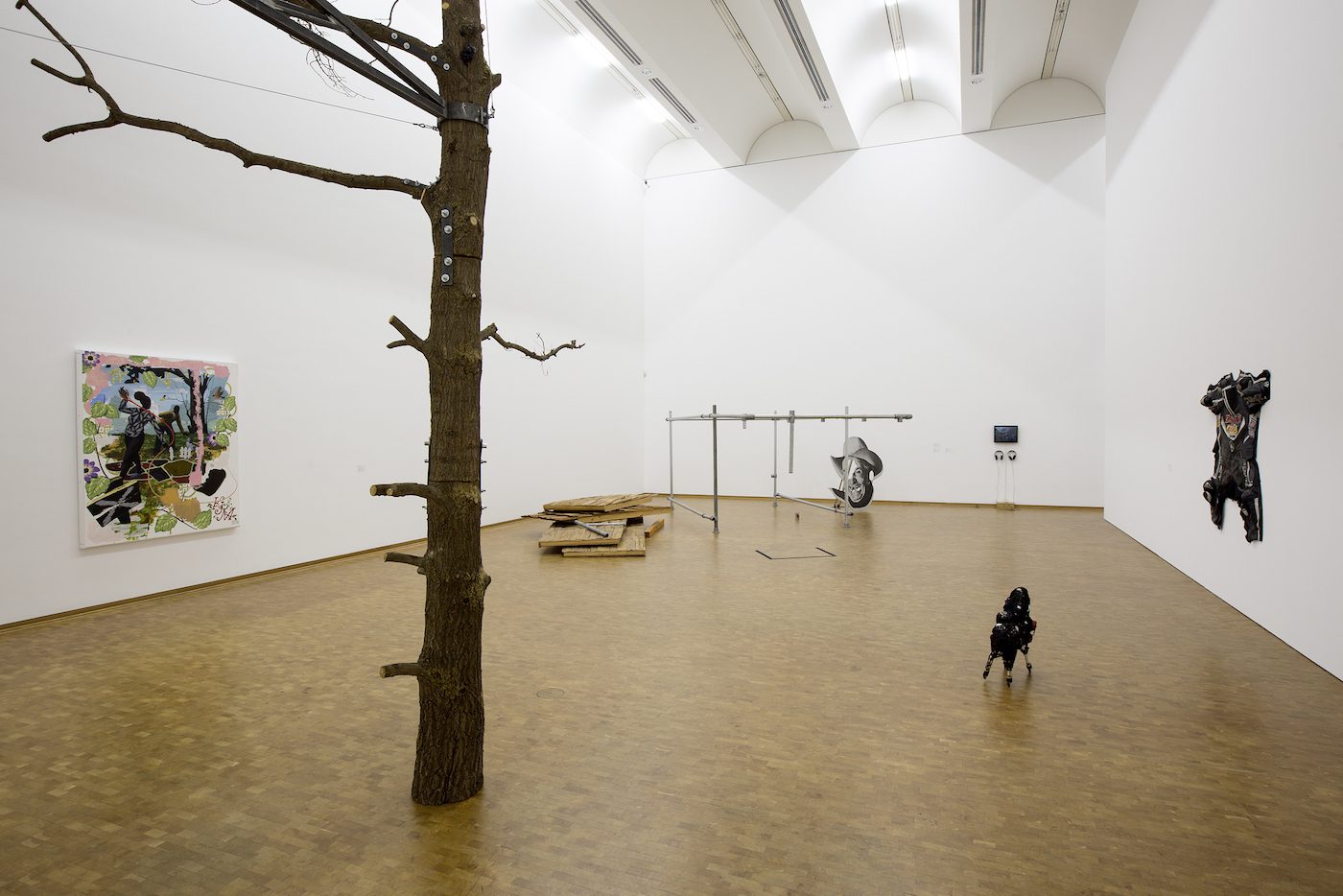 Installation view Collection Contemporary Art, Museum Ludwig, Cologne 2018 © of the artists
Photo: Rheinisches Bildarchiv Köln, Rico Burgmann; art works (f.l.t.r.): Kerry James Marshall, Vignette #15, 2014 / Zoe Leonard, Tree, 1997/2011 / Cady Noland, Log Cabin Roof [Blockhausdach], 1990 / Cady Noland, Truck Rack Blank [Leeres Lastwagengestell], 1991 / Cady Noland, Chainsaw Cut Cowboy with Baked Beans [Kettensägeschnitt-Cowboy mit gebackenen Bohnen], 1990 /Seth Price , Digital Video Effect: 