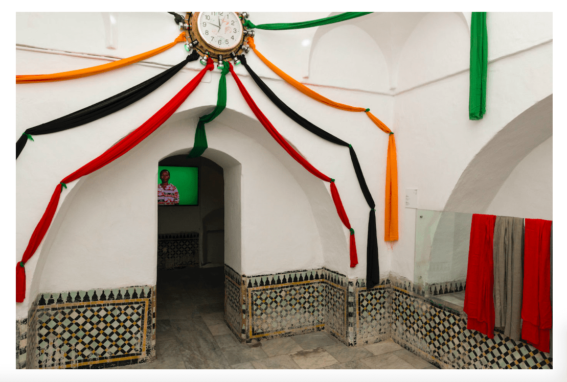 Amy Sow, D’un monde à un autre, 2019. Installation view. Horloge, lampes torches, bois, tissus. Dimensions variables. Courtesy the artist.