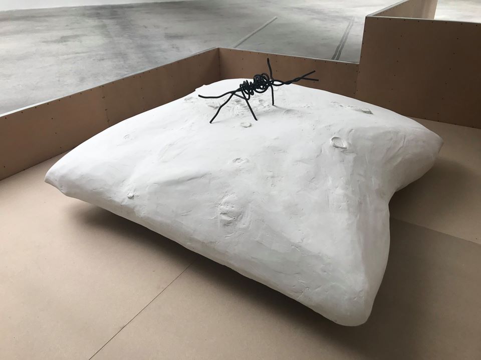 Mihaela Cîmpeanu, SOMNUL - memoria inconștientă a Holocaustului, 2019. SLEEP – The uncounscious memory of the Holocaust, 2019 . Mixed media, plaster, iron and foam, 230 x 220 x 80 cm. Photo credit Kunsthalle Bega