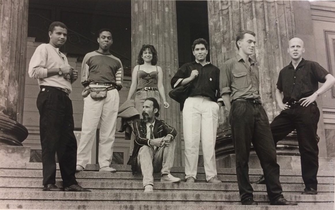 (From left to right) Ricardo Rodríguez Brey, Tomás Esson Reid, Zaida de Río, Joel Jovert Llenderosos, Ciro Quintana Gutiérrez, Neo Rauch, Klaus Killisch. As part of the exhibition Young Artists of the GDR and Cuba, 1989. Photo: Elfriede Schönborn. Courtesy of the Bundesarchiv Lichterfelde