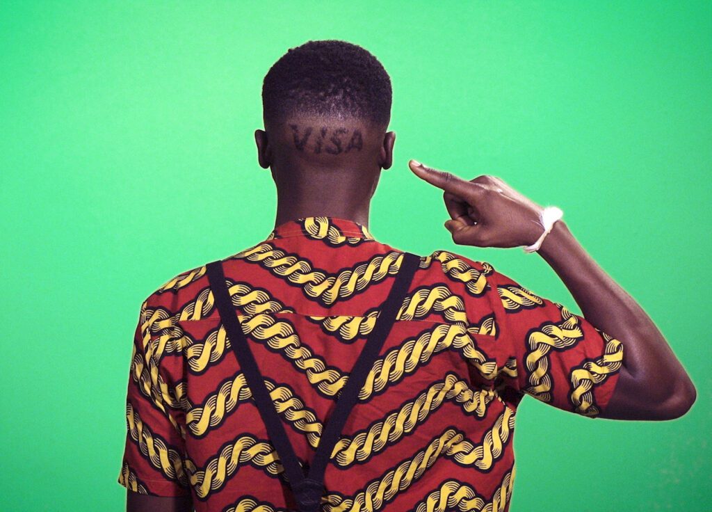 Candice Breitz, Still aus Profile, 2017, 3 channel videos, Farbe, Ton, Loop
Im Auftrag des Pavillons von Südafrika, Venedig
Biennale 2017, Courtesy Goodman Gallery, Kaufmann Repetto and KOW