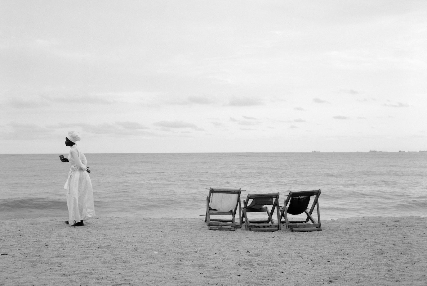 Akinbode Akinbiyi, Bar Beach, Victoria Island, Lagos, 2006. From the series Sea Never Dry (Detail), Photograph. Courtesy: the artist