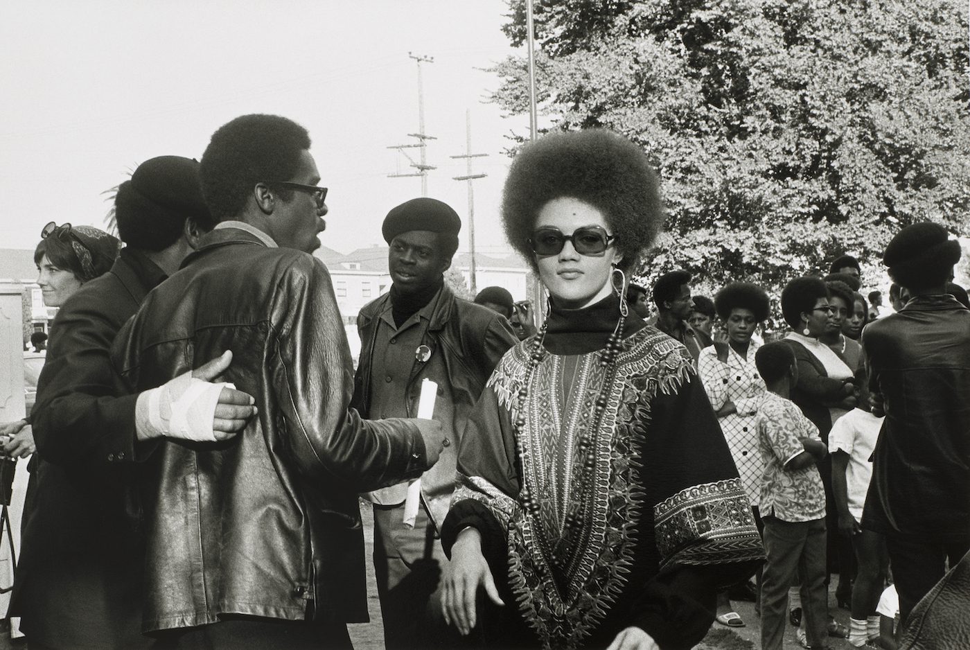 Köln, Museum Ludwig, Sammlung Fotografie, Inv.-Nr. ML/F 2013/0074 (PJ-11494), Free Huey Rally/ Kathleen Cleaver and Black Panthers, Bobby Hutton Memorial Park, Oakland, CA, Aufnahme: 1968.09.22, 2012, Silbergelatine, 40,64 x 50,80 & 50,88 x 71,12 (mit Rahmen) cm