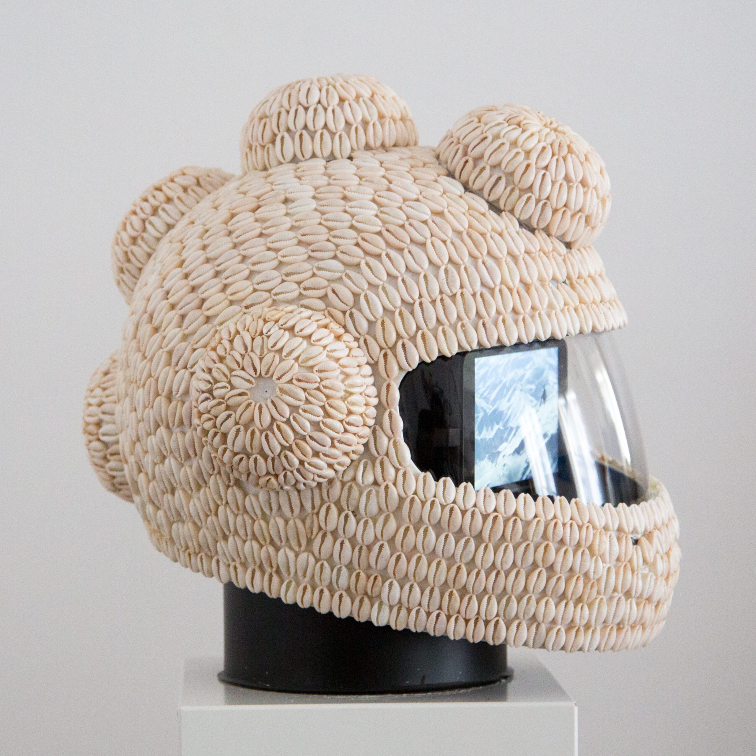 Emo de Medeiros, Vodunaut #003 (Hyperceiver), 2018, motorcycle
helmet, cowries, spray paint, smartphone, HD video, 40 x 40 x 30
cm, courtesy of the artist