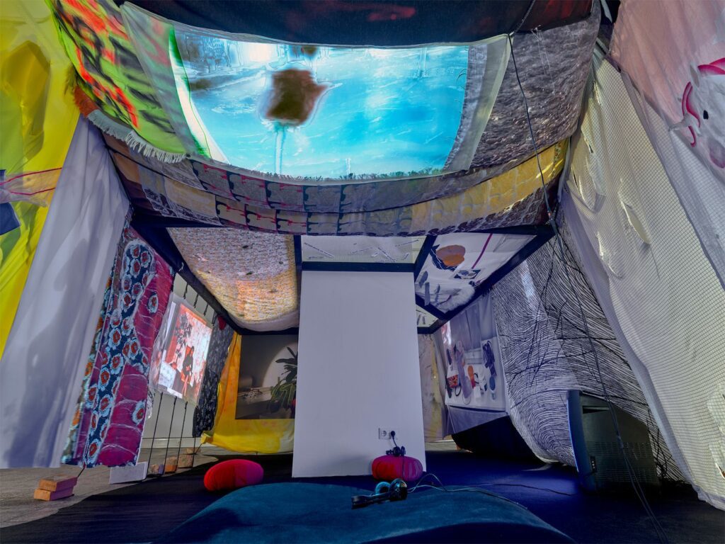 Monilola Olayemi Ilupeju, HANDS FULL OF AIR, Installation view at Galerie im Turm, Berlin. Photo: Eric Tschernow