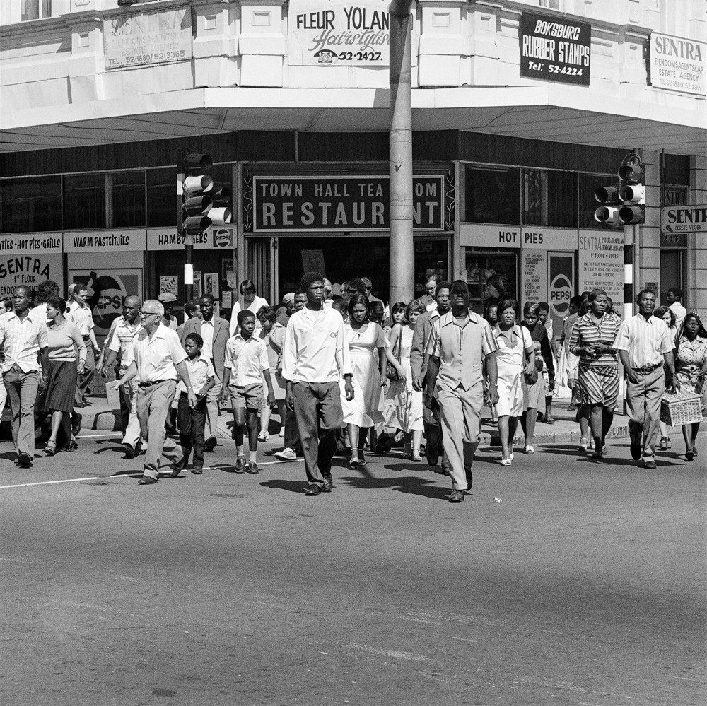 David Goldblatt, Saturday morning at the corner of Commissioner and Trichardts Streets, 1979-1980. Gelatin silver hand print, 14-3/4