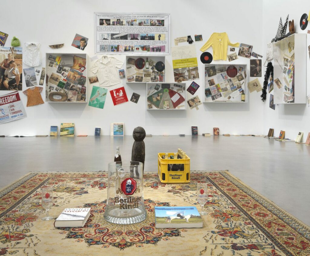 Georges Adéagbo. La lumière qui fait le bonheur… Installation view Maschinenhaus M2, KINDL – Centre for Contemporary Art, Berlin © Georges Adéagbo / VG Bild-Kunst Bonn, 2021. Foto: Jens Ziehe, 2021© Georges Adéagbo / VG Bild-Kunst Bonn, 2021 
Foto: Jens Ziehe, 2021