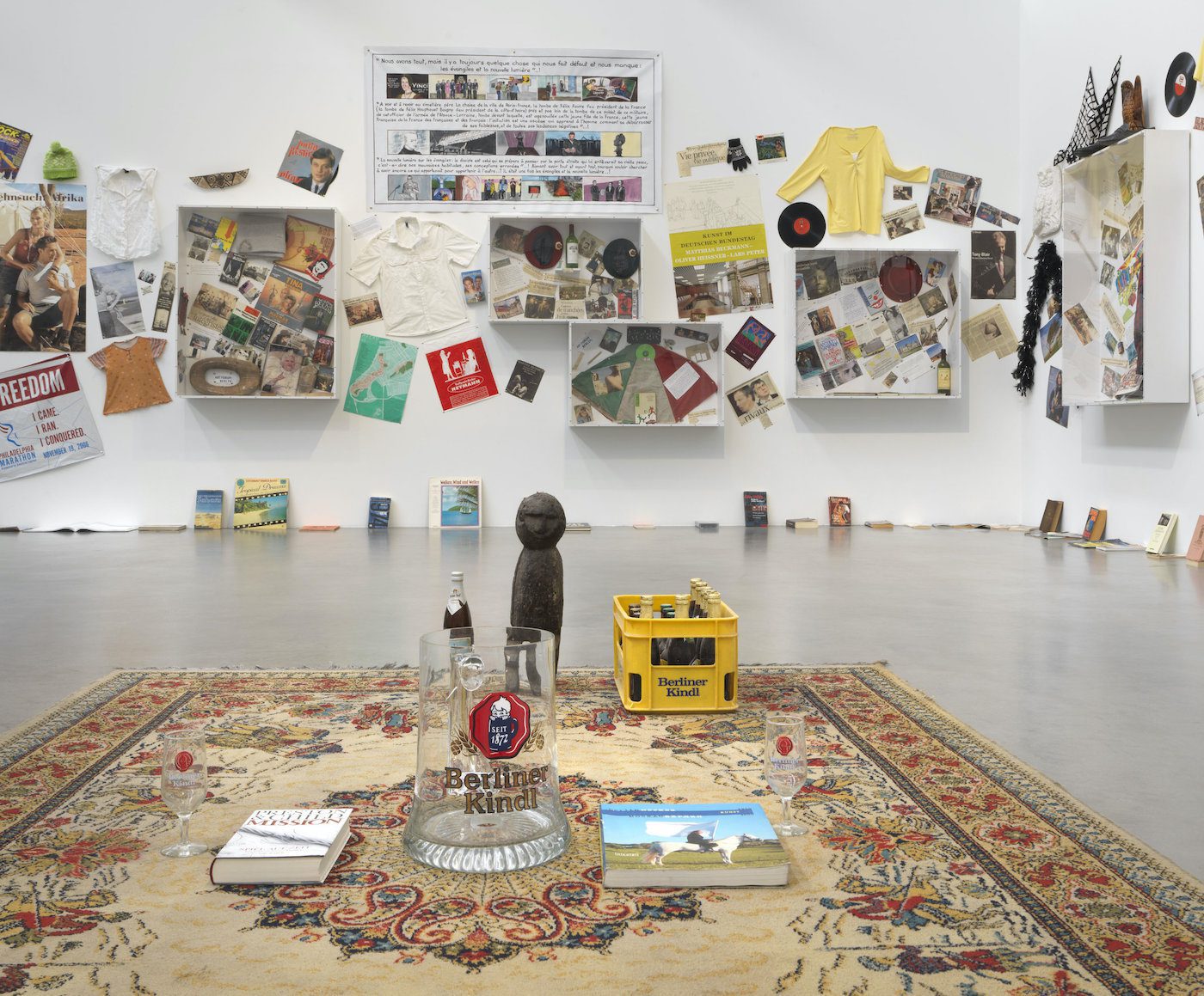 Georges Adéagbo. La lumière qui fait le bonheur… Installation view Maschinenhaus M2, KINDL – Centre for Contemporary Art, Berlin © Georges Adéagbo / VG Bild-Kunst Bonn, 2021. Foto: Jens Ziehe, 2021© Georges Adéagbo / VG Bild-Kunst Bonn, 2021 
Foto: Jens Ziehe, 2021