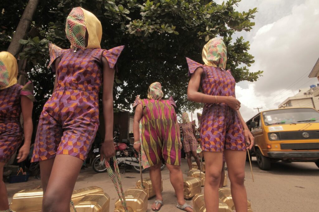 Wura-Natasha Ogunji, Will I Still Carry Water When I am a Dead Woman?, 2013. Vidéo, 11 minutes 57. Photo: Ema Edosio © Wura-Natasha OGUNJI