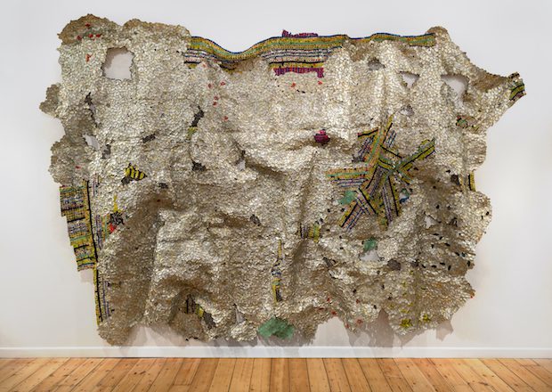 El Anatsui, Timespace 2014, aluminium et fils de cuivre, 325 x 495 cm Photo ©Jonathan Greet Image courtesy October Gallery, London.