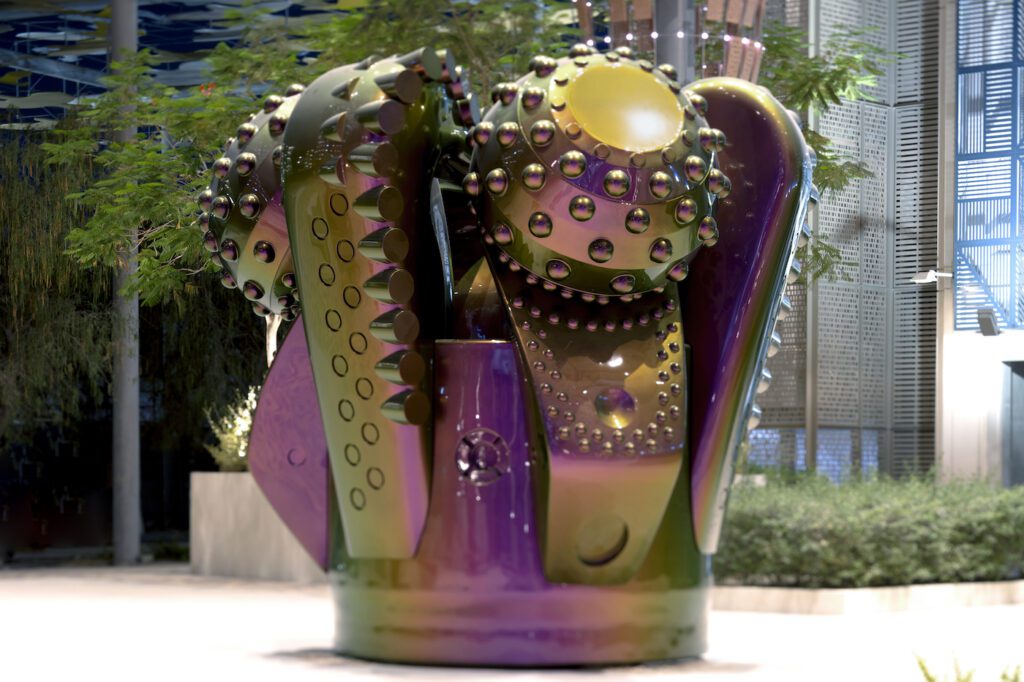 Monira Al Qadiri, Chimera, 2021. Aluminium, iridescent automotive paint, 450 x 470 x 490 cm. © Monira Al Qadiri. Commissioned by and collection of Expo 2020 Dubai.