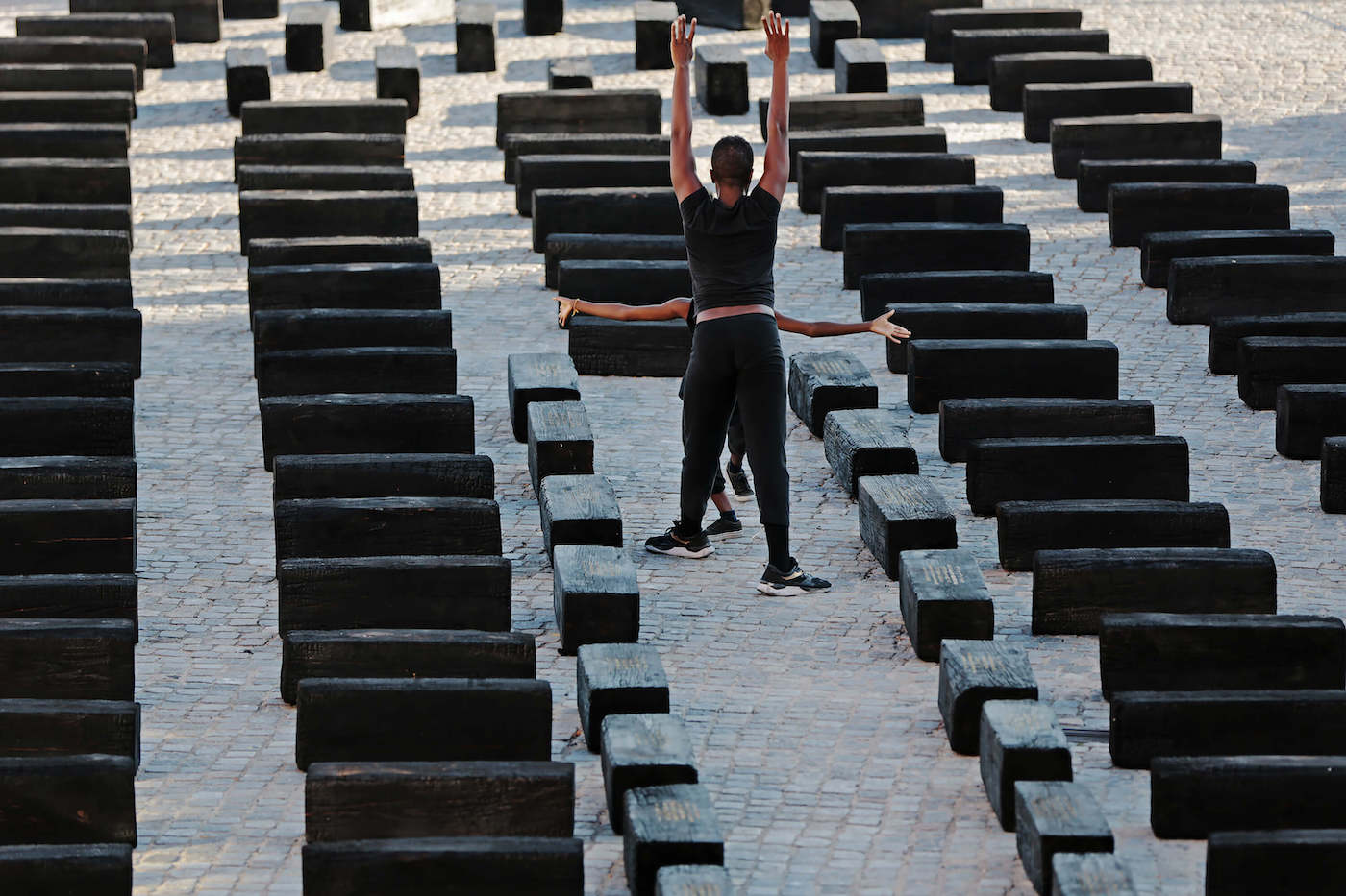 Grada Kilomba in cooperation with Kalaf Epalanga, O BARCO / THE BOAT, Perfomance at Boca 2021, Lisbon. Courtesy the artist.