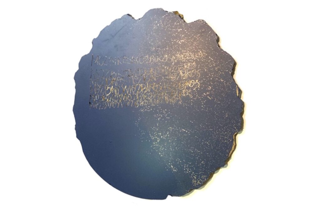 MozbikosMozbikosMozbikos, écriture sur miroir, Paris, 2022. Photographie d’Euridice Zaituna Kala