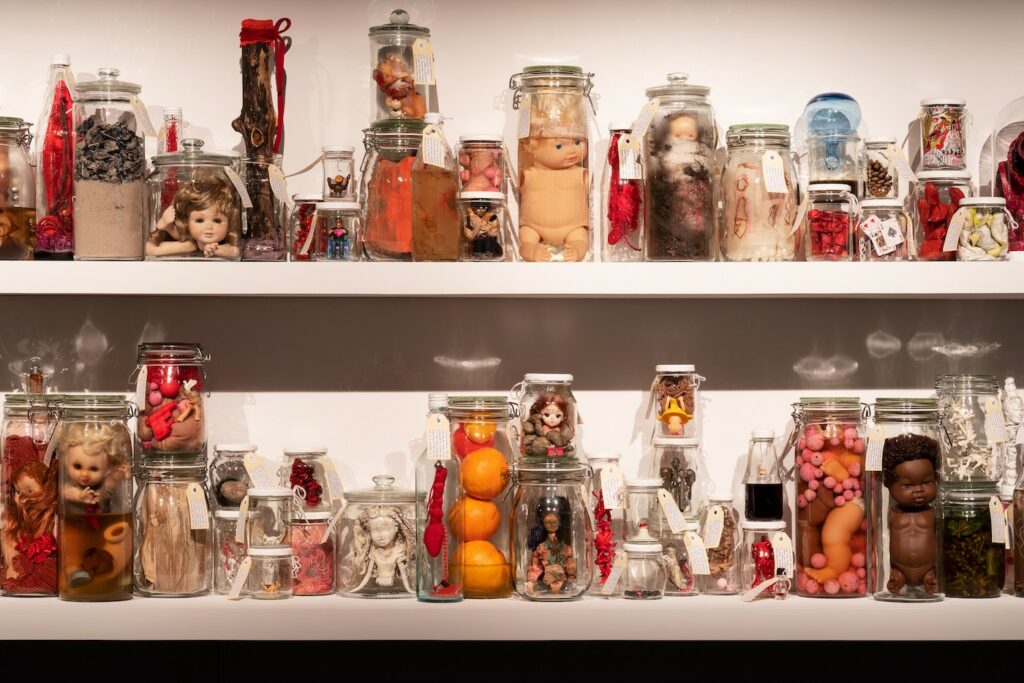 Mai Nguyễn-Long, installation view, 12th Berlin Biennale, Akademie der Künste, Hanseatenweg, 11.6.–18.9.2022
Photo: dogtain.info; Mai Nguyễn-Long, Specimen (Permate), 2022
Used glass household jars, found objects, organic matter