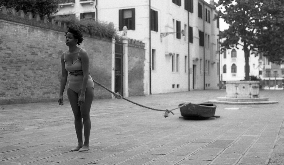 Susana Pilar, “Dibujo intercontinental [Intercontinental drawing]”, 2017. Performance   Courtesy Galleria Continua, San Gimignano. © Susana Pilar. Photo: Marnix van den Berg