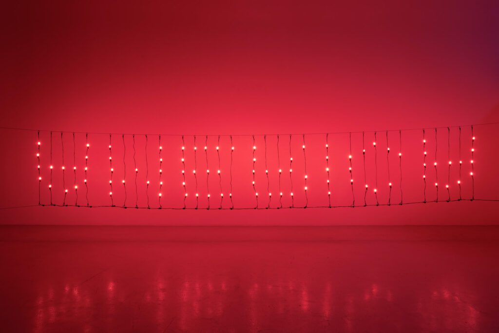 Glenn Ligon, Untitled (America), 2019, mahya (ampoules, peinture et câbles) sur supports métalliques, env. 126 x 720 cm. Courtesy the artist & Chantal Crousel, Paris. Photo : Martin Argyroglo. © Glenn Ligon.