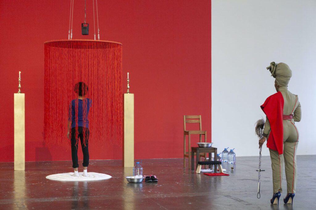 Performance de Lhola Amira com mediadoras do Educativo durante o preview para a imprensa. 33a Bienal de S„o Paulo. 04/09/2018 © Pedro Ivo Trasferetti / FundaÁ„o Bienal de S„o Paulo