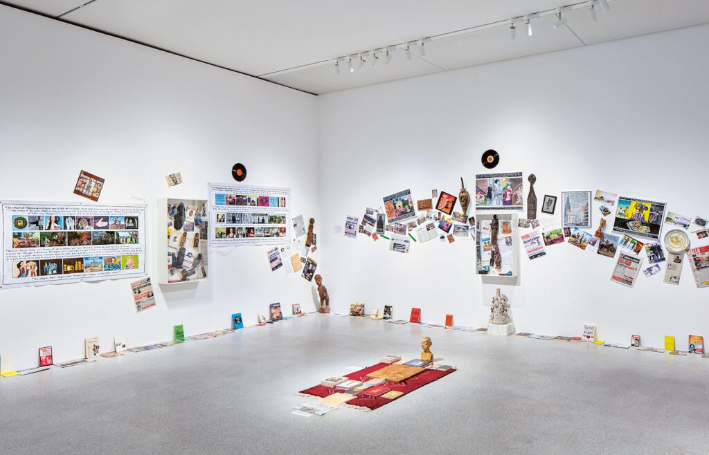 Georges Adéagbo: Les religions et l’histoire des religions avec la fête des religions (Detail), 2021, Ausstellungsansicht »Nimmersatt? Gesellschaft ohne Wachstum denken«, LWL-Museum für Kunst und Kultur, Münster
© Georg Adéagbo / VG Bild-Kunst, Bonn 2021; Foto: LWL-MKuK/Hanna Neander