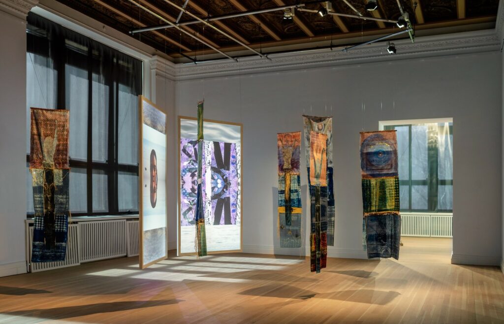 Indigo Waves and Other Stories: Re-Navigating the Afrasian Sea and Notions of Diaspora, Adama Delphine Fawundu, Installationsansicht, Gropius Bau (2023)
© Foto: Luca Girardini